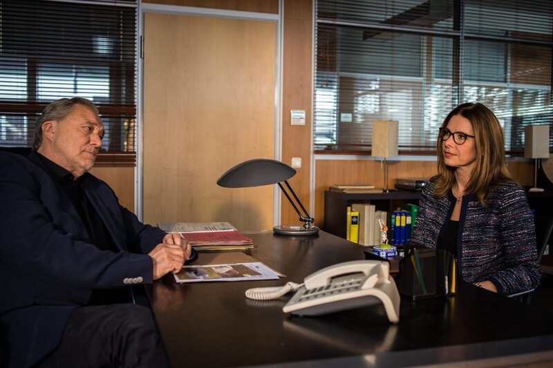 Arthur Bauer (Gerd Silberbauer, l.) befragt Veronika Vogler (Eva Mähl, r.). – Bild: ZDF/​MARKUS SAPPER