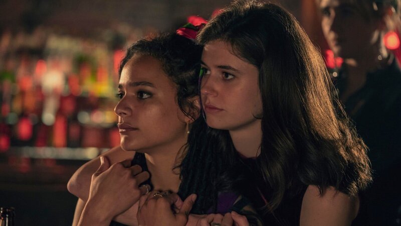 Frances (Alison Oliver, r.) und Bobbi (Sasha Lane, l.) sind schon ewig Freundinnen. Gemeinsam gehen sie durch dick und dünn – und sie erleben die wildesten Dinge. – Bild: ZDF