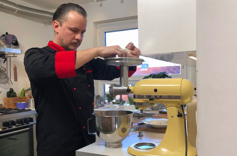 Der Hobbykoch Timo Israng aus Kassel fordert den Profikoch Ali Güngörmüs aus München heraus. – Bild: HR