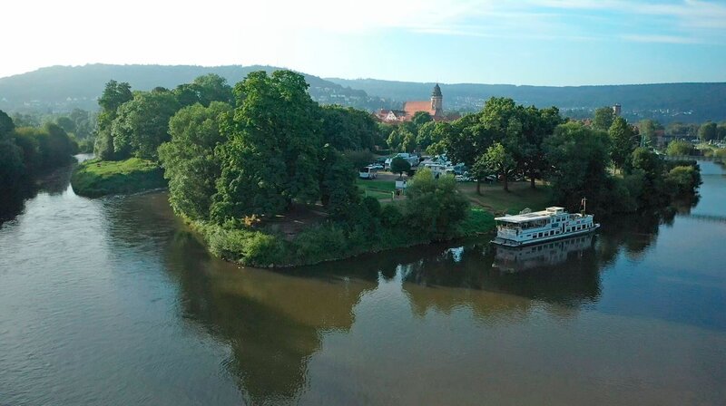 Das Ausflugsschiff „MS Weserstein“ liegt direkt am Zusammenfluss von Fulda und Werra. – Bild: NDR/​AZ Media