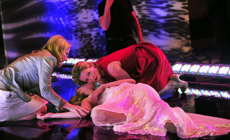 Während einer Modenschau stürzt Sofie (Sonja Harum, M.), die Nichte von Linda (Amy Carlson, r.). Wendy (Laurie Williams, l.) stellt fest, dass das junge Mädchen bewusstlos ist … – Bild: 2010 CBS Broadcasting Inc. All Rights Reserved. Lizenzbild frei