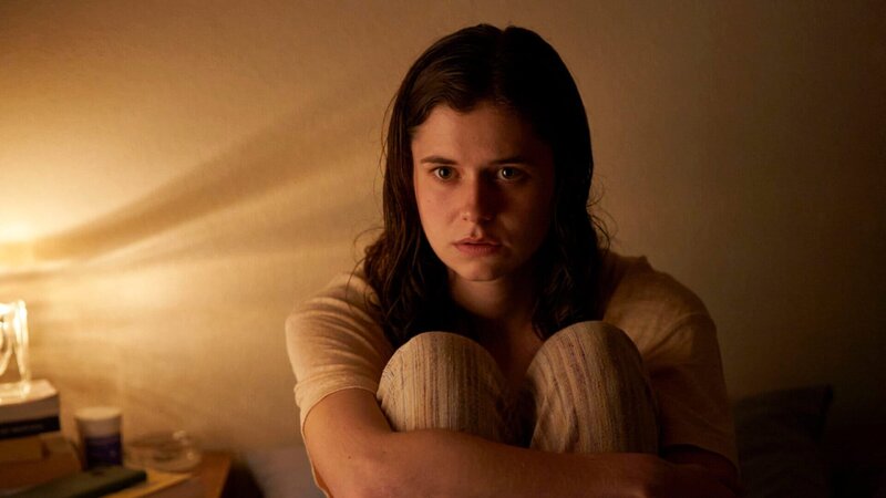 Gerade als es Frances (Alison Oliver) so schlecht geht, wie noch nie, bekommt sie Besuch von jemanden, mit dem sie nicht gerechnet hat. – Bild: ZDF