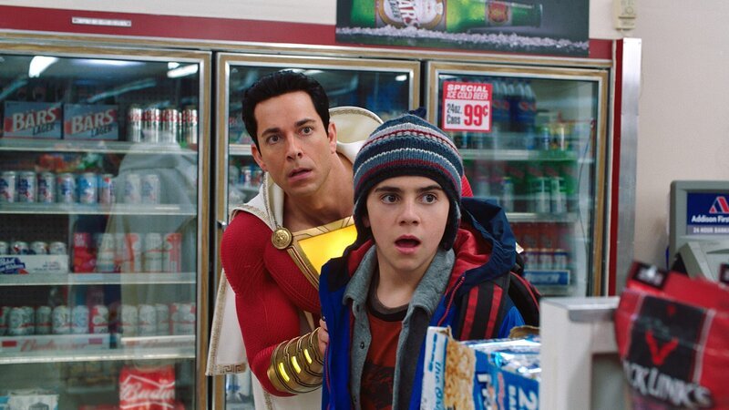 Shazam (Zachary Levi, l.); Freddy Freeman (Jack Dylan Grazer, r.) – Bild: 2019 Warner Bros. Entertainment Inc. SHAZAM! and all related characters and elements are trademarks of and © DC Comics. Lizenzbild frei
