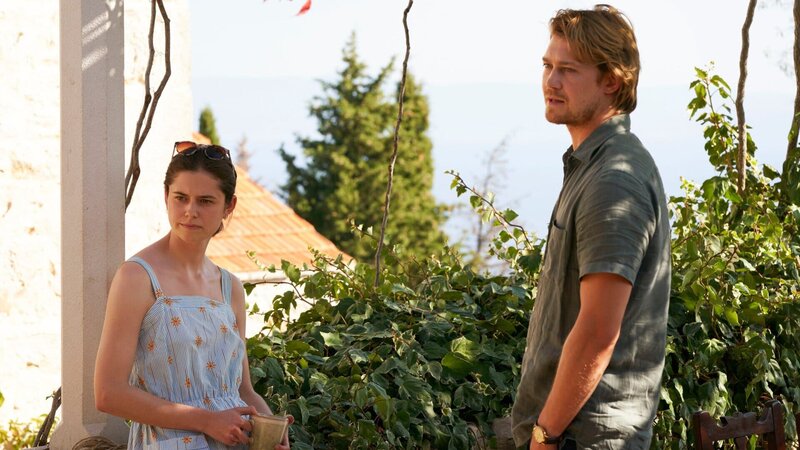 Frances (Alison Oliver) ist hin- und hergerissen. Einerseits ist sie glücklich mit Nick (Joe Alwyn) zumindest im Geheimen eine Beziehung führen zu können. Doch andererseits plagen sie tief im Innern immer mehr Zweifel. Ist es richtig einen verheirateten Mann zu lieben? – Bild: ZDF