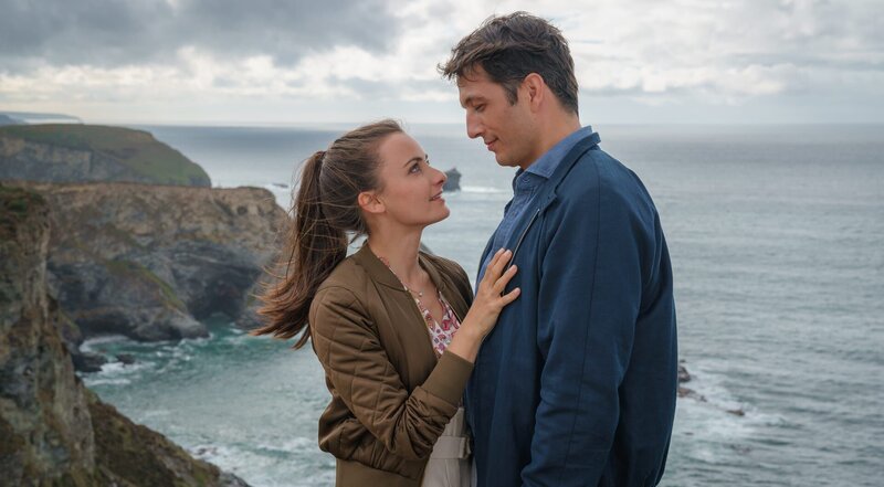 Nach anfänglichen Bedenken möchte Kim (Paula Schramm) ihren Mann Patrick (Max Hemmersdorfer) unterstützen und zusammen mit ihm in Cornwall bleiben. – Bild: ZDF