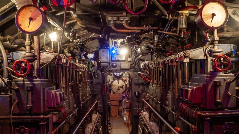 Maschinenraum eines U-Bootes. – Bild: ZDF und Harald J.Braun