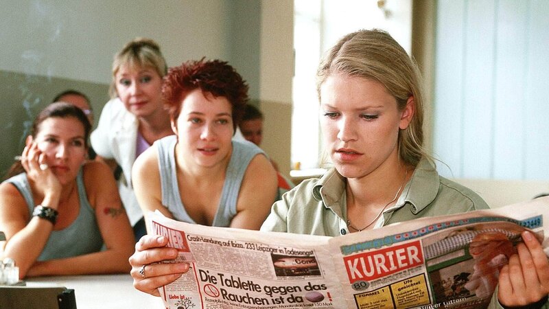 Blondie (Victoria Madincea, re.) ist sauer, dass ein reißerischer Artikel mit Nacktfoto über sie veröffentlicht wurde (hi.v.li.: Katy Karrenbauer, Christiane Reiff, Kristin Lenhardt). – Bild: RTL