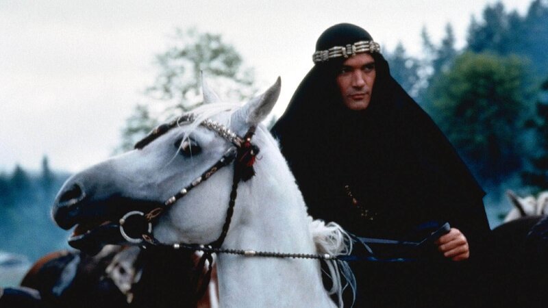 Wegen einer verbotenen Liebesbeziehung fällt der Hofdichter Fahdlan (Antonio Banderas) bei einem Kalifen in Ungnade und wird in den wilden Norden geschickt. – Bild: RTL / Concorde Filmverleih Wegen einer verbotenen Liebesbeziehung fällt der Hofdichter Fahdlan (Antonio Banderas) bei einem Kalifen in Ungnade und wird in den wilden Norden geschickt. – Bild: RTL / Concorde Filmverleih