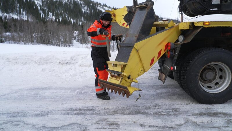 Raido lässt die Stützbeine für den Rotator herunter, um besseren Halt zu bekommen, während er versucht, einen 49 Tonnen schweren Lkw und Anhänger in Overhalla, Norwegen zu retten. – Bild: National Geographic