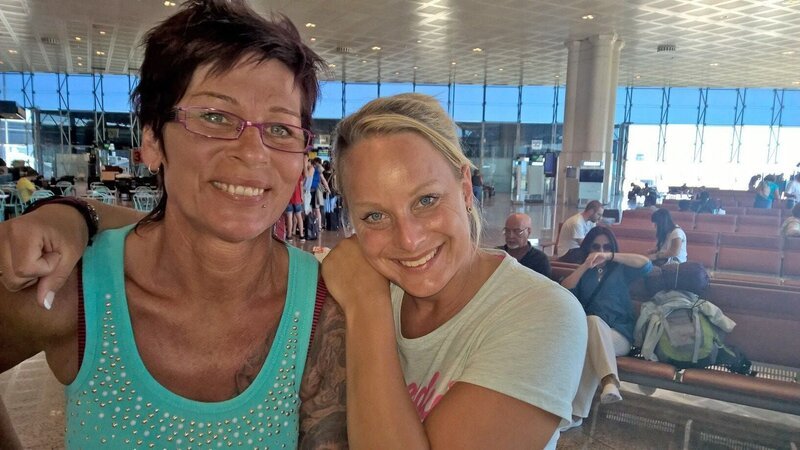 Carola und Nicki (r.) – Bild: RTL /​ Tokee Bros.