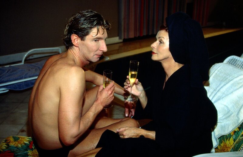 Die Sektfabrikantin Karla Wilke (Senta Berger, r.) war zum Zeitpunkt der Ermordung ihrer besten Freundin in der Nachbarkabine des Schönheitssalons. Außerdem hat sie einen Geliebten, den Anwalt Dr. Rudolf Baumann (Arthur Denberg, l.), der gleichzeitig auch ein Verhältnis mit der Toten hatte. – Bild: France 3