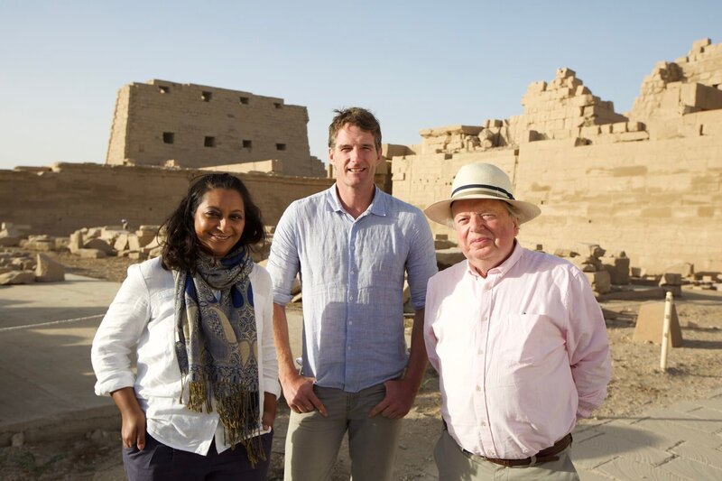 Raksha Dave, Dan Snow and John Sergeant in Karnak temple in Luxor, Egypt. – Bild: BR/​Voltage TV/​Charlie Perera