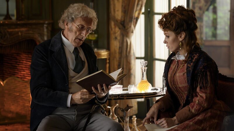 Morgane (rechts: Audrey Fleurot) will den Fall auf Alvaro-Art lösen und taucht in die Vergangenheit ein. – Bild: NICOLAS ROUCOU /​ SEPTEMBRE PRO