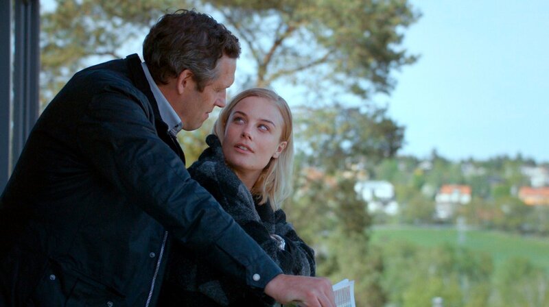 Rebecka (Ida Engvoll) und Måns (Niklas Engdahl) planen ihre gemeinsame Zukunft. – Bild: ARD Degeto/​Yellow Bird