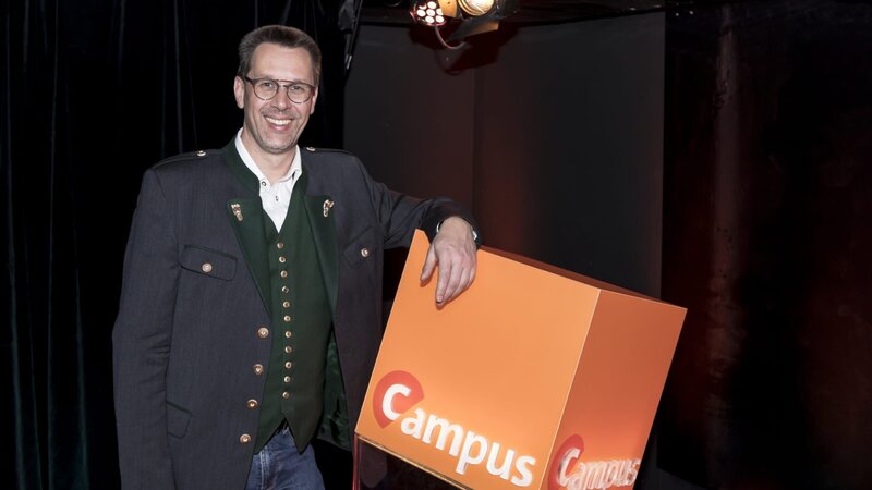 Der Chemiker Stephan Schwarzinger (Universität Bayreuth) erläutert, wie man Lebensmittel auf Zusatzstoffe untersuchen kann. – Bild: BR/​Philipp Kimmelzwinger