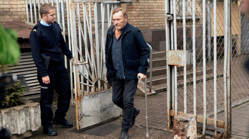 Kommissar Wisting (Sven Nordin) verlässt das Gefängnis. – Bild: ARD Degeto Film/​Viaplay/​Cinenord