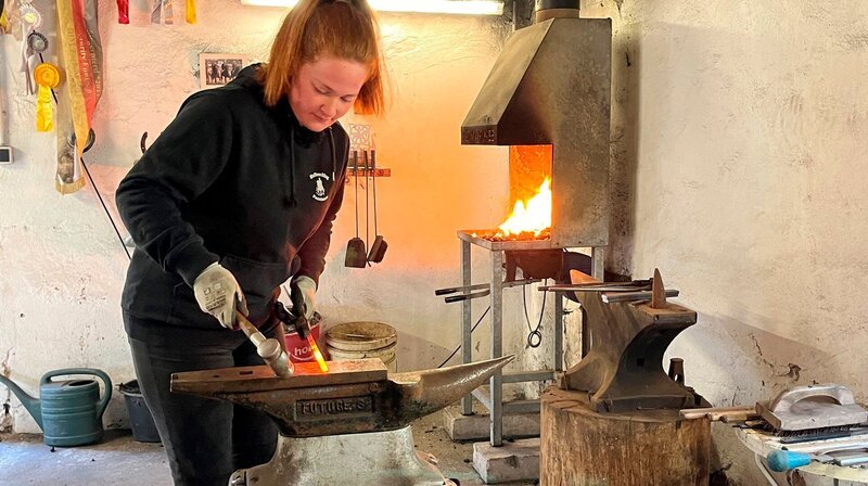 Anna Lena Venthien – Hufschmiedin in der Ausbildung. – Bild: NDR Anna Lena Venthien – Hufschmiedin in der Ausbildung. – Bild: NDR