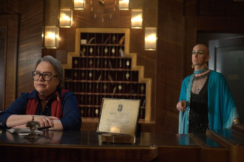 Iris (Kathy Bates, l.); Liz Taylor (Denis O’Hare, r.) – Bild: ProSieben Fun