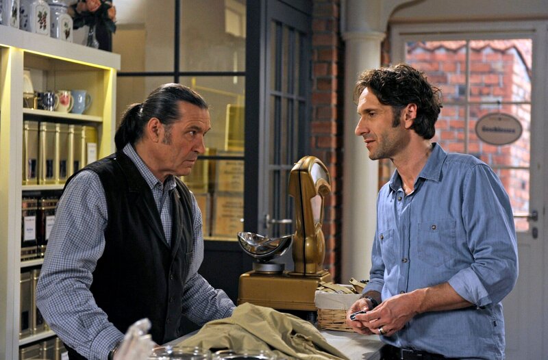 Pete (Gunter Ziegler, l.) merkt, wie sehr Clemens (Falk-Willy Wild, r.) die Trennung von Regina zusetzt. – Bild: ARD/​Nicole Manthey