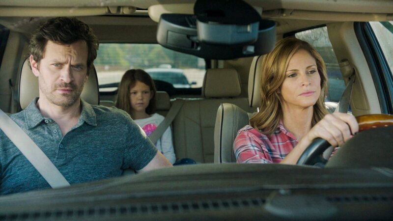 In the front, L-R: Mike (Tom Everett Scott), Andrea (Andrea Savage). In the back: Amelia (Olive Petrucci) – Bild: Staff /​ © 2018 truTV. A WarnerMedia Company. All Rights Reserved.
