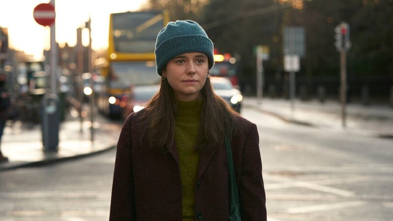 Als Frances (Alison Oliver) zufällig einen Anruf bekommt, bietet sich ihr die Gelegenheit ,endlich reinen Tisch zu machen und zu sagen, was sie wirklich bewegt. – Bild: ZDF