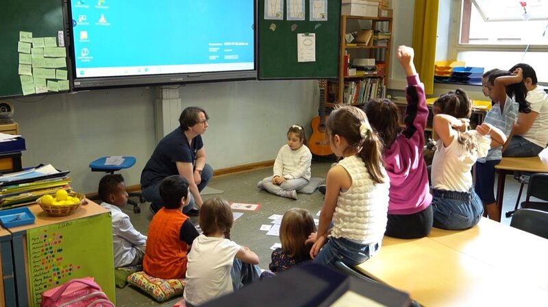 Fast 98 Prozent der Kinder an der Gräfenauschule haben einen Migrationshintergrund. Viele kommen aus einem bildungsfernen Haushalt. Die Klassenlehrerin bemüht sich, jedem einzelnen Kind gerecht zu werden. – Bild: SWR
