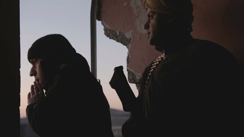 Mosul, Iraq – Two members of the Iraqi Federal Police look out towards an enemy position in Mosul, Iraq. – Bild: National Geographic