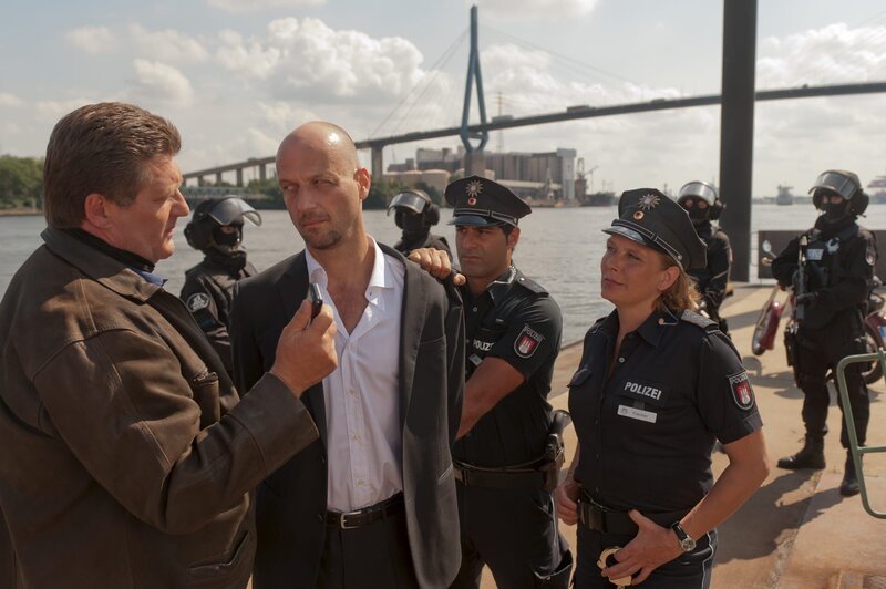 Showdown im Hafen: Der kriminelle Büttner (Christian Körner, 2.v.l.) wird von Hans (Bruno F. Apitz, l.), Tarik (Serhat Cokgezen, 2.v.r.) und Claudia (Janette Rauch, r.) festgenommen. – Bild: ZDF/​Boris Laewen