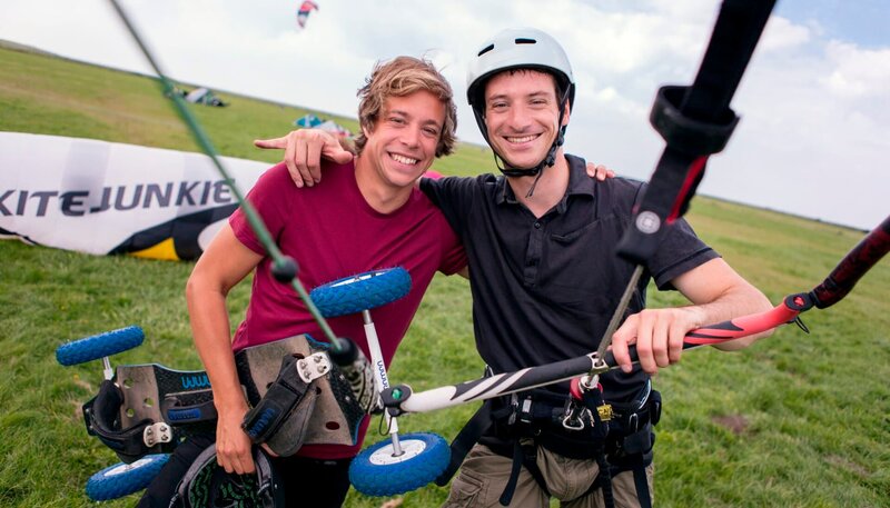 Checker Tobi mit Kite-Landboarder Yannick. – Bild: BR/​megaherz gmbh/​Hans-Florian Hopfner