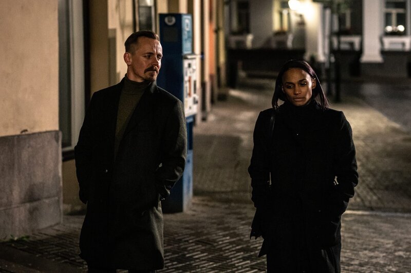 Der finnische Spezialagent Max Tanner und seine schwedische Kollegin Sylvia Madsen treffen sich in Helsinki wieder. – Bild: Cinematic Productions S Oy