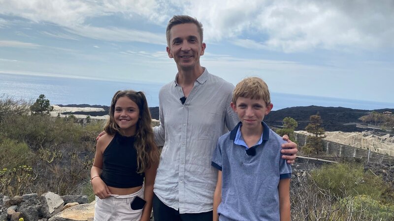 Eric Mayer (M.) ist auf La Palma unterwegs, um sich anzuschauen, wie die Insel ein Jahr nach dem Vulkanausbruch aussieht. Dabei trifft er auch die Kinder Vincent (r.) und Marta (l.), die vom Ausbruch betroffen waren. Vincents Eltern haben ihren Minigolfplatz verloren. Marta ihr Wohnhaus. – Bild: ZDF/​Sandra Palm