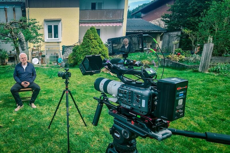 Gerhard Lehmann aus Kufstein beim Interview. Beim Hochwasser 2021 wurden sein Haus und Garten schwer beschädigt. – Bild: BFILM /​ ORF