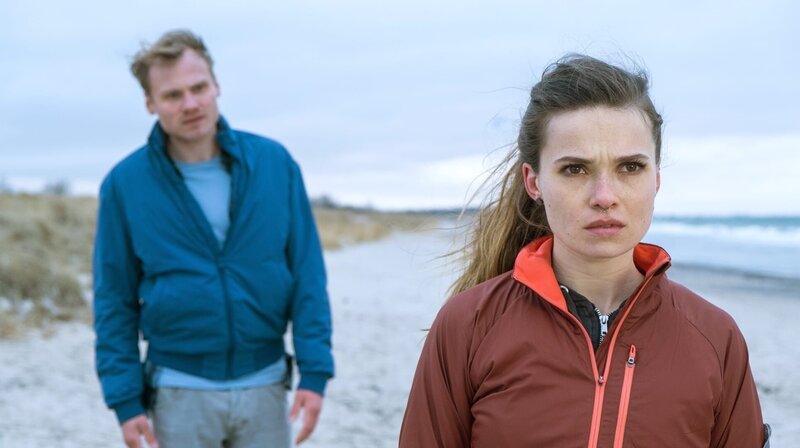 Sven (Anton Spieker) freut sich, Eva (Zoe Moore, re.) wiederzusehen. – Bild: ARD Degeto/Christine Schroeder Sven (Anton Spieker) freut sich, Eva (Zoe Moore, re.) wiederzusehen. – Bild: ARD Degeto/Christine Schroeder