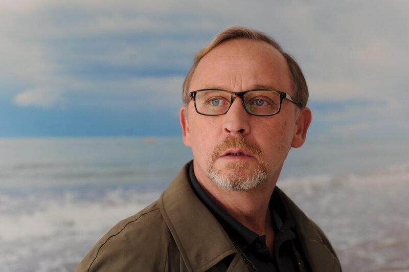 Ludwig Schaller (Alexander Held) im Haus der Lancelottis. – Bild: Jürgen Olczyk