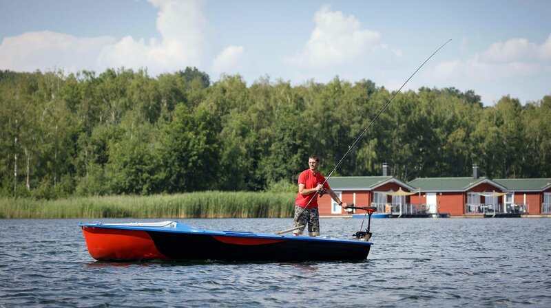 Sven beim Angeln auf dem Bergwitzsee. – Bild: MDR/​timeline/​Alex Kraus