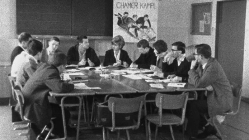 Redaktionssitzung der Schülerzeitung Chamer Kampl 1966. – Bild: BR /​ BR