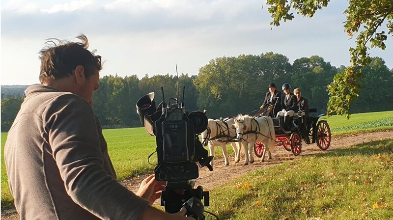 Bis es gelingt, so idyllisch durch die schleswig-holsteinische Landschaft zu kutschieren, bedarf es einer harten, intensiven Ausbildung. Nervenkitzel inklusive. Der Kutschenführerschein soll in kurzer Zeit Menschen befähigen, ein Pferdegespann sachkundig und sicher über öffentliche Wege zu manövrieren. NDR Kameramann Olaf Wöhlk begleitet Teilnehmer*innen eines Lehrgangs in Futterkamp. – Bild: NDR /​ NDR Presse und Information