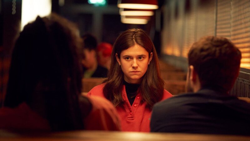 Während eines Gespräches mit ihren Freunden hat Frances (Alison Oliver, M.) ihnen ein unangenehmes Geständnis zu machen. – Bild: ZDF und Enda Bowe./​Enda Bowe