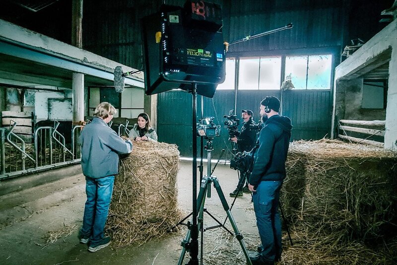 Christian Pumpler (l.) ist Landwirt in Rust im Tullnerfeld. Beim Hochwasser 2024 standen seine Kühe im Stall bis zum Bauch im Hochwasser. – Bild: BFILM /​ ORF