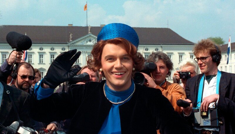 Im April 1991 verkleidet sich der Komiker Hape Kerkeling als Königin Beatrix der Niederlande und fährt beim Bundespräsidenten vor. – Bild: WDR/​dpa