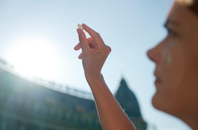 Weltweit sterben jährlich Millionen Menschen, weil ihr Antibiotikum nicht wirkt. Lena Ganschow sucht nach Wegen aus der Krise. – Bild: SWR /​ ZDF