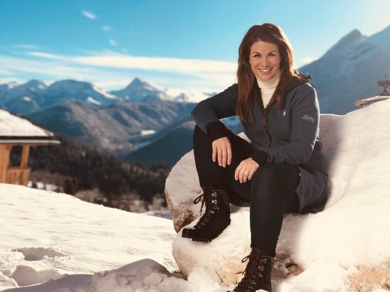 2018 wird der Freistaat Bayern 100 Jahre alt. Zum Geburtstag nimmt Moderatorin Claudia Pupeter die Zuschauer mit auf eine Reise – eine Reise zum Staunen durch ganz Bayern. Denn: Bayern steckt nicht nur voller Überraschungen, sondern auch voller Rekorde. Claudia Pupeter entdeckt bayerische Superlative und trifft auf bayerische Rekordhalter und ihre unglaublichen Geschichten. Moderatorin Claudia Pupeter. – Bild: BR/​south & browse GmbH/​Alexandra Schleicher