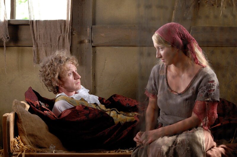 Die Bauerntochter (Anna Maria Mühe) hat den König (Maxim Mehmet) entführt, er erwacht in der Hütte. – Bild: MDR/​Sandy Rau