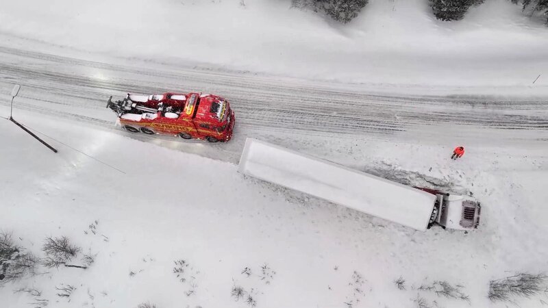 A truck got pushed off the road and ploughed into a snowbank where it’s stuck, and the overhalla crew do not have the manpower to pull it out in Overhalla, Norway. – Bild: National Geographic