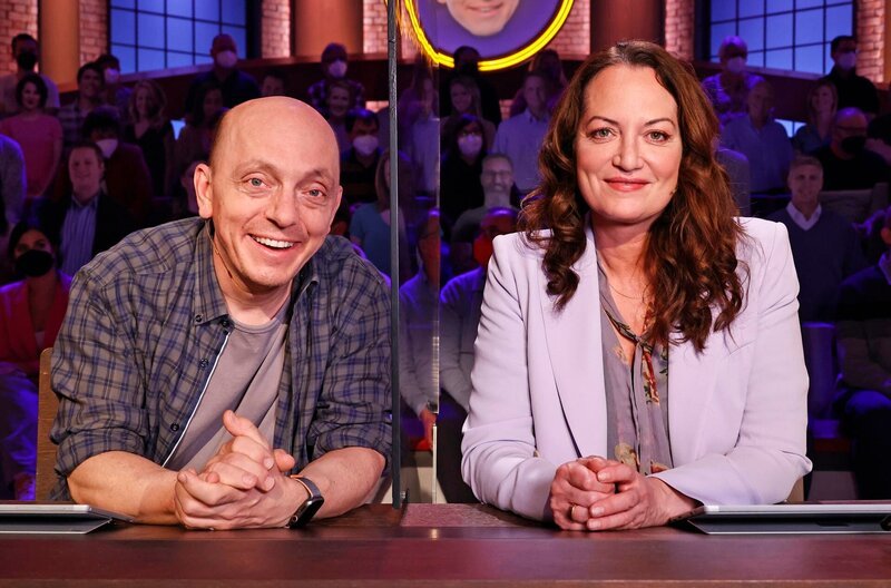 Rateteam-Kapitän Bernhard Hoëcker (l.) und die Schauspielerin Natalia Wörner (r.) bilden ein Rateteam. – Bild: ARD/​Morris Mac Matzen