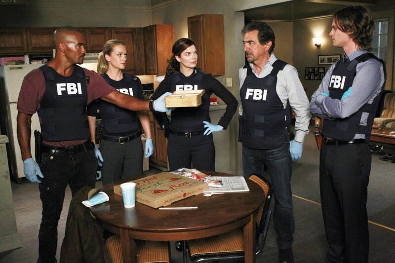 Matthew Gray Gubler als Dr. Spencer Reid, Joe Mantegna als David Rossi, Shemar Moore als Derek Morgan und A.J. Cook als Jennifer Jareau. – Bild: port.hu