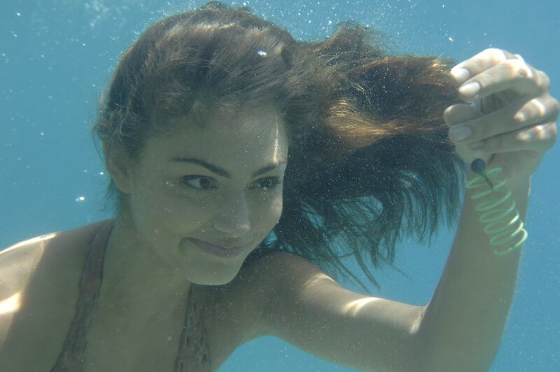 Cleo (Phoebe Tonkin) hat Lewis typischen Angelhaken im Wasser entdeckt und freut sich ihn an der Wasseroberfläche zu treffen. – Bild: ZDF/​Jasin Boland u.a.