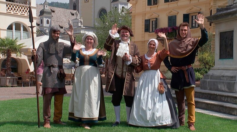 Das Ensemble der „theatralischen Erlebnisführungen Brixen“ verbeugt sich. – Bild: HR / ZDF und HR Das Ensemble der „theatralischen Erlebnisführungen Brixen“ verbeugt sich. – Bild: HR / ZDF und HR