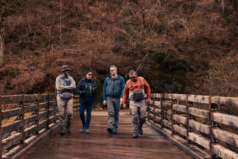 Stanley delves into the complex identity of Italy’s northernmost region, where many speak German as well as Italian. He fly fishes in a glacial river with locals. – Bild: Matt Holyoak /​ National Geographic