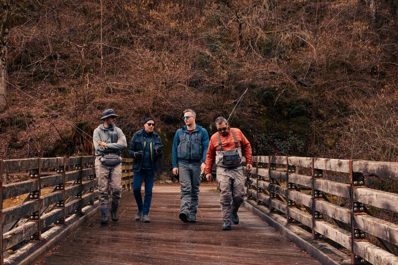 Stanley delves into the complex identity of Italy’s northernmost region, where many speak German as well as Italian. He fly fishes in a glacial river with locals. – Bild: Matt Holyoak /​ National Geographic